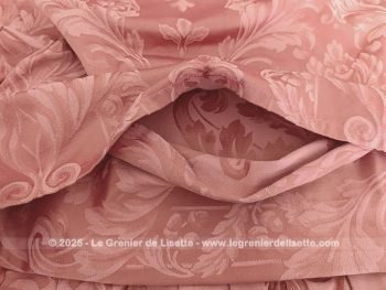 Fait main, voici une belle housse pour un petit édredon ou très grand coussin fait main de 64 x 100 cmtissus brocart vieux rose avec un petit volant sur tout le contour
