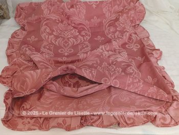 Fait main, voici une belle housse pour un petit édredon ou très grand coussin fait main de 64 x 100 cmtissus brocart vieux rose avec un petit volant sur tout le contour