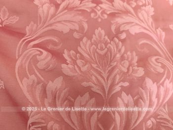 Fait main, voici une belle housse pour un petit édredon ou très grand coussin fait main de 64 x 100 cmtissus brocart vieux rose avec un petit volant sur tout le contour