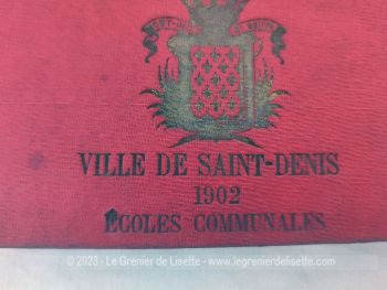 Avec une tranche dorée à l'or fin, voici un beau livre de la Bibliothèque des Ecoles et des Familles édité en 1898, écrit par Louise Mussat avec 3 romans, Le Champ d'Honneur, La Bien-Acquise et Les Fanfare, le tout sur 189 pages et illustré par 15 gravures.