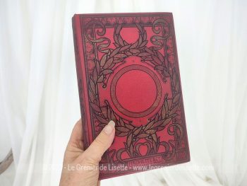 Avec une tranche dorée à l'or fin, voici un beau livre de la Bibliothèque des Ecoles et des Familles édité en 1898, écrit par Louise Mussat avec 3 romans, Le Champ d'Honneur, La Bien-Acquise et Les Fanfare, le tout sur 189 pages et illustré par 15 gravures.