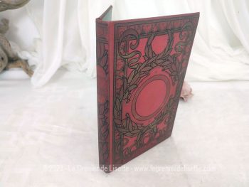 Avec une tranche dorée à l'or fin, voici un beau livre de la Bibliothèque des Ecoles et des Familles édité en 1898, écrit par Louise Mussat avec 3 romans, Le Champ d'Honneur, La Bien-Acquise et Les Fanfare, le tout sur 189 pages et illustré par 15 gravures.