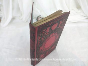 Avec une tranche dorée à l'or fin, voici un beau livre de la Bibliothèque des Ecoles et des Familles édité en 1898, écrit par Louise Mussat avec 3 romans, Le Champ d'Honneur, La Bien-Acquise et Les Fanfare, le tout sur 189 pages et illustré par 15 gravures.