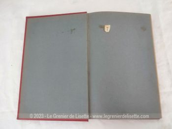 Avec une tranche dorée à l'or fin, voici un beau livre de la Bibliothèque des Ecoles et des Familles édité en 1898, écrit par Louise Mussat avec 3 romans, Le Champ d'Honneur, La Bien-Acquise et Les Fanfare, le tout sur 189 pages et illustré par 15 gravures.
