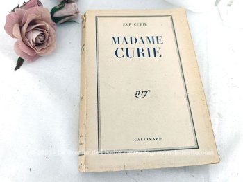 Dans un livre publié en 1938 aux Editions Gallimard, je vous propose de découvrir la vie extraordinaire de Marie Curie, racontée par celle qui la connaissait mieux que quiconque : sa propre fille, Ève Curie. Un récit inspirant à mettre entre toutes les mains !