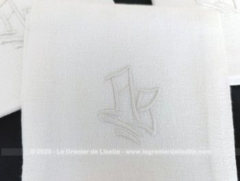 Voici un lot de 9 anciennes serviettes en damassé blanc de  48 x 50 cm brodées des monogrammes AB au centre.