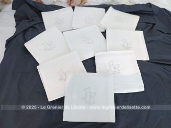 Voici un lot de 9 anciennes serviettes en damassé blanc de  48 x 50 cm brodées des monogrammes AB au centre.