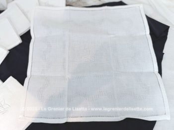 Voici un lot de 9 anciennes serviettes en damassé blanc de  48 x 50 cm brodées des monogrammes AB au centre.