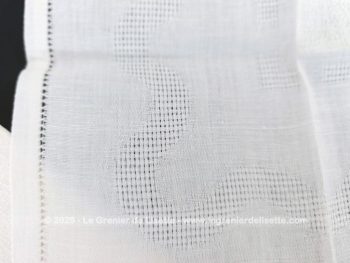 Voici un lot de 9 anciennes serviettes en damassé blanc de  48 x 50 cm brodées des monogrammes AB au centre.