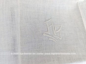 Voici un lot de 9 anciennes serviettes en damassé blanc de  48 x 50 cm brodées des monogrammes AB au centre.