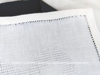 Voici un lot de 9 anciennes serviettes en damassé blanc de  48 x 50 cm brodées des monogrammes AB au centre.