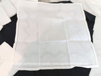 Voici un lot de 9 anciennes serviettes en damassé blanc de  48 x 50 cm brodées des monogrammes AB au centre.