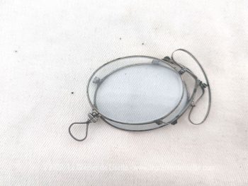 Voici un assortiment unique de documents datant du XIX° avec un acte notarié de 1872, un courrier de 1866, un  pince-nez et un tampon, pour une décoration vraiment très rétro.