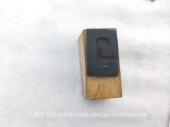 Voici un assortiment unique de documents datant du XIX° avec un acte notarié de 1872, un courrier de 1866, un  pince-nez et un tampon, pour une décoration vraiment très rétro.