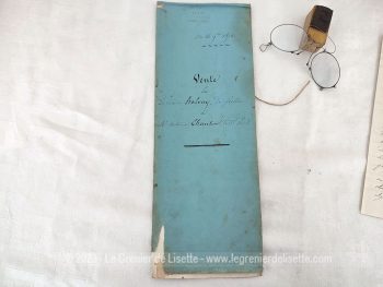 Voici un assortiment unique de documents datant du XIX° avec un acte notarié de 1872, un courrier de 1866, un  pince-nez et un tampon, pour une décoration vraiment très rétro.