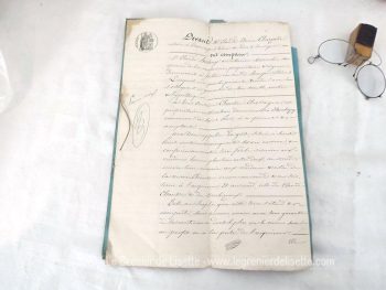 Voici un assortiment unique de documents datant du XIX° avec un acte notarié de 1872, un courrier de 1866, un  pince-nez et un tampon, pour une décoration vraiment très rétro.