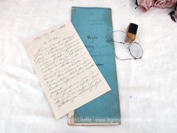 Voici un assortiment unique de documents datant du XIX° avec un acte notarié de 1872, un courrier de 1866, un  pince-nez et un tampon, pour une décoration vraiment très rétro.