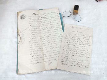 Voici un assortiment unique de documents datant du XIX° avec un acte notarié de 1872, un courrier de 1866, un  pince-nez et un tampon, pour une décoration vraiment très rétro.