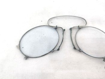 Voici un assortiment unique de documents datant du XIX° avec un acte notarié de 1872, un courrier de 1866, un  pince-nez et un tampon, pour une décoration vraiment très rétro.