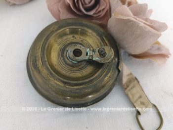 Voici un ancien mètre ruban 5 mètres à enrouleur avec le corps en laiton, bien patiné par le temps mais avec une allure vraiment originale et décorative !