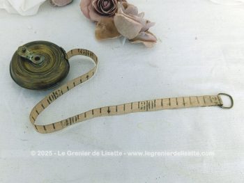 Voici un ancien mètre ruban 5 mètres à enrouleur avec le corps en laiton, bien patiné par le temps mais avec une allure vraiment originale et décorative !