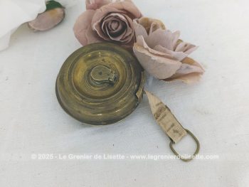 Voici un ancien mètre ruban 5 mètres à enrouleur avec le corps en laiton, bien patiné par le temps mais avec une allure vraiment originale et décorative !