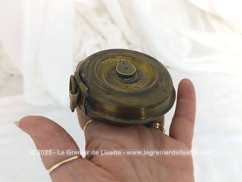 Voici un ancien mètre ruban 5 mètres à enrouleur avec le corps en laiton, bien patiné par le temps mais avec une allure vraiment originale et décorative !