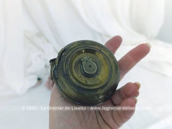 Voici un ancien mètre ruban 5 mètres à enrouleur avec le corps en laiton, bien patiné par le temps mais avec une allure vraiment originale et décorative !