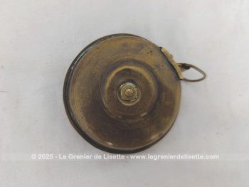Voici un ancien mètre ruban 5 mètres à enrouleur avec le corps en laiton, bien patiné par le temps mais avec une allure vraiment originale et décorative !