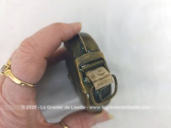 Voici un ancien mètre ruban 5 mètres à enrouleur avec le corps en laiton, bien patiné par le temps mais avec une allure vraiment originale et décorative !
