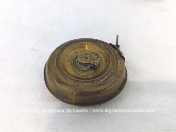 Voici un ancien mètre ruban 5 mètres à enrouleur avec le corps en laiton, bien patiné par le temps mais avec une allure vraiment originale et décorative !
