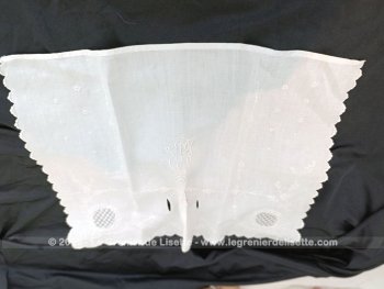 Sur 46 x 33.5 cm, voici une superbe petite pièce brodée en coton avec  les monogrammes RJ brodés et de larges passants pour mettre en valeur un ruban.