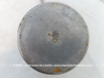 Voici une ancienne petite mesure à lait en aluminium de la marque 