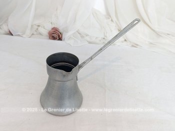 Voici une ancienne petite mesure à lait en aluminium de la marque 