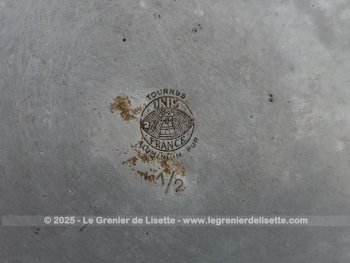 Voici une ancienne petite mesure à lait en aluminium de la marque 