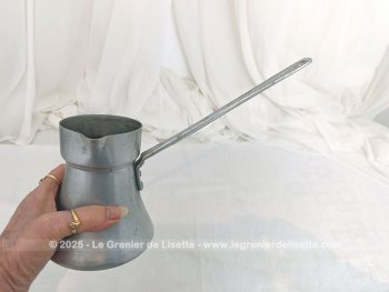 Voici une ancienne petite mesure à lait en aluminium de la marque 