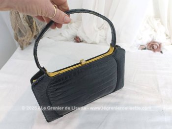 Voici un petit trésor vintage avec ce superbe sac vintage en cuir verni  