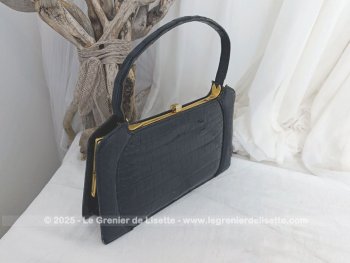 Voici un petit trésor vintage avec ce superbe sac vintage en cuir verni  