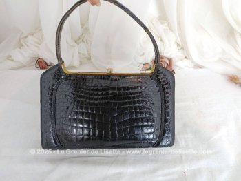 Voici un petit trésor vintage avec ce superbe sac vintage en cuir verni  