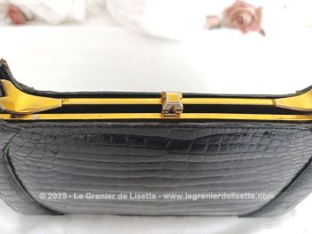 Voici un petit trésor vintage avec ce superbe sac vintage en cuir verni  