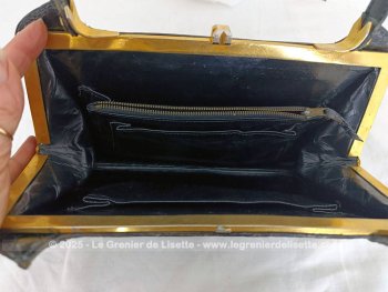 Voici un petit trésor vintage avec ce superbe sac vintage en cuir verni  