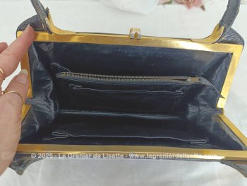 Voici un petit trésor vintage avec ce superbe sac vintage en cuir verni  