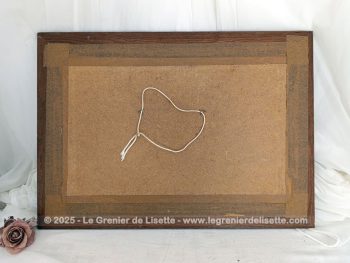 Sur 62.5 x 44.5 cm, voici un cadre en bois de 6 cm de large, mettant un valeur un canevas au motif exclusif de 