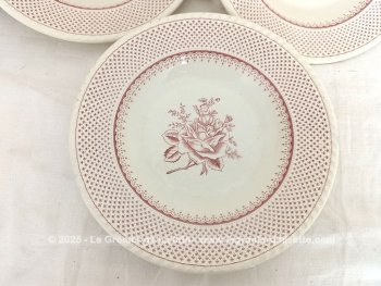 Voici un trio d'assiettes creuses, pas très anciennes mais vraiment dans la tendance shabby portant l'estampille 