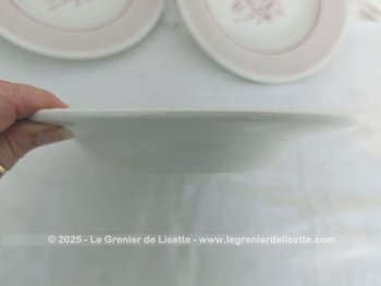 Voici un trio d'assiettes creuses, pas très anciennes mais vraiment dans la tendance shabby portant l'estampille 