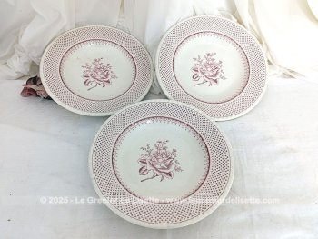 Voici un trio d'assiettes creuses, pas très anciennes mais vraiment dans la tendance shabby portant l'estampille 