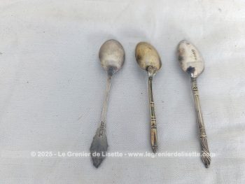 Voici un beau trio de différentes petites cuillères en métal argenté, avec poinçons. Trois pièces originales !