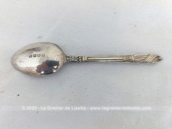 Voici un beau trio de différentes petites cuillères en métal argenté, avec poinçons. Trois pièces originales !