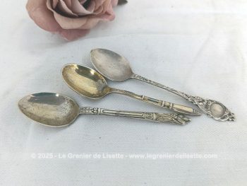 Voici un beau trio de différentes petites cuillères en métal argenté, avec poinçons. Trois pièces originales !