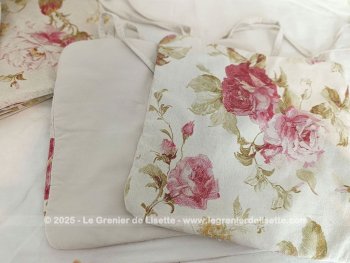 Fait main et réalisé dans beau tissus d'ameublement écru aux dessins de roses, voici un assortiment de 8 dessus de chaises avec 2 nouettes.